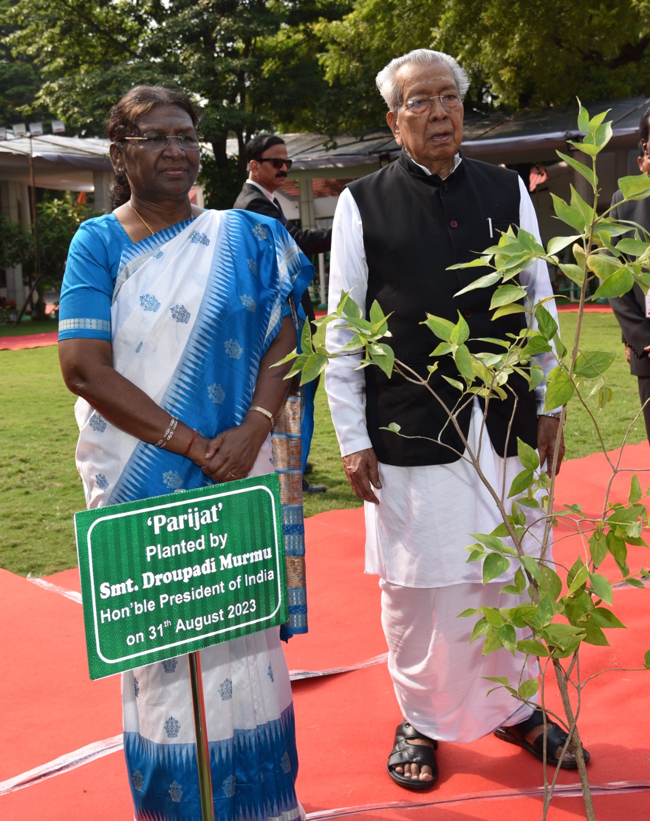 राष्ट्रपति श्रीमती मुर्मु और राज्यपाल श्री हरिचंदन ने वृक्षारोपण किया